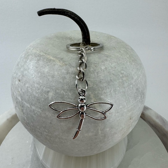 ⭐️ FREE ⭐️ WITH ANY OTHER PURCHASE Cute dragonfly keychain - Picture 2 of 4